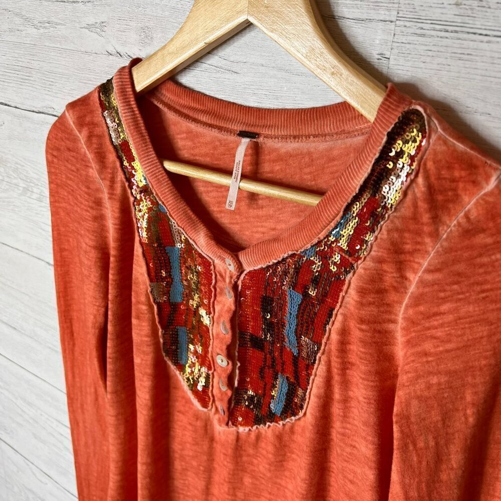 Free People Top Womens SZ XS Coral Tiger Eyes Sequin Long Sleeve Henley Bohemian - Picture 9 of 16